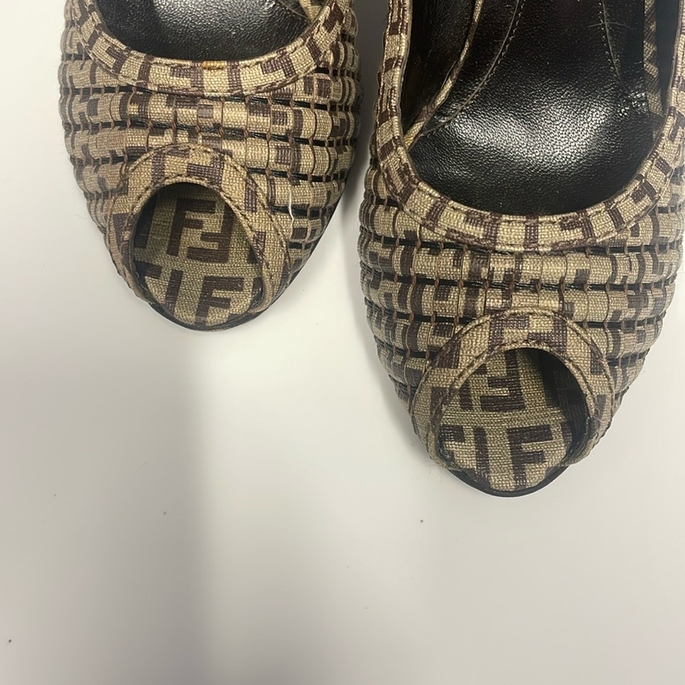 FENDI Women's Black and Tan Pumps. Size 5 - Picture 4 of 11